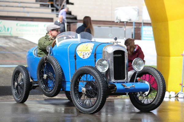 Ein Amilcar Cyclecar sucht Griff für die schmalen Räder - Dolder Classics Mai 2017