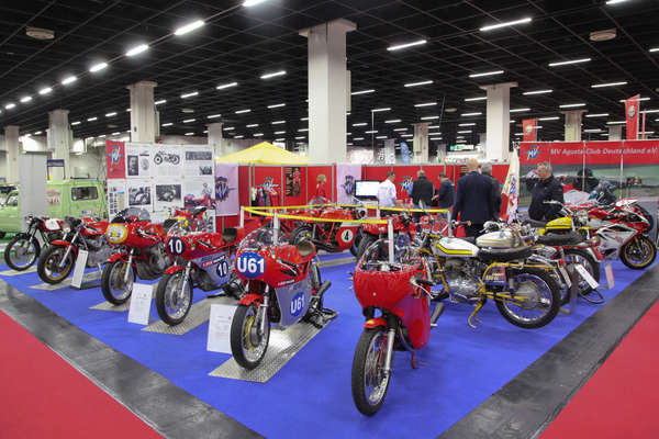 Ein Anziehungspunkt für Motorradfreunde - die Zweiräder von MV Agusta - Retro Classics Cologne Köln 2017