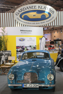 Ein Aston Martin DB 2 wirbt für die Gardasee-Klassik des ADAC - Techno Classica 2015