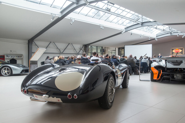 Ein Aston Martin DB3S im Hintergrund der Generalversammlung - SHRT GV 2020 / Niki Hasler AG