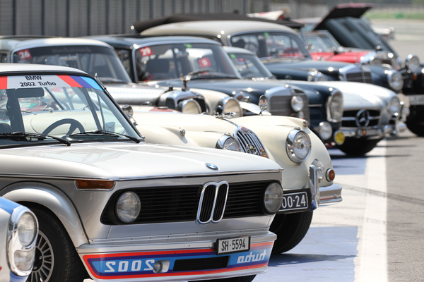 Ein BMW 2002 Turbo und ein Jaguar zwischen Sternen in der Boxengasse von Monza - Passione Caracciola 2017