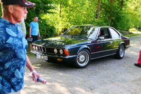 Ein BMW-Coupé der Baureihe E24 darf in Bockhorn keinesfalls fehlen – hier ist eines (mit nicht originalen Felgen). – Bockhorner Oldtimermarkt 2025