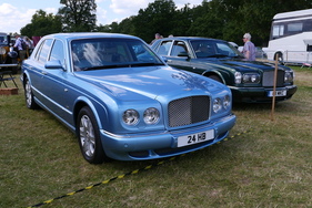 Ein Bentley Arnage Mulliner von 2005 im Farbton "Silver Lake" neben einem früheren Arnage von 2000