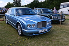 Ein Bentley Arnage Mulliner von 2005 im Farbton "Silver Lake" neben einem früheren Arnage von 2000