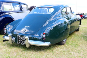 Ein Bentley Continental von 1955. Die schnittige Karosserie von H. J. Mulliner wird als "Sports Saloon" bezeichnet