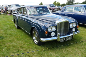 Ein Bentley S3 Flying Spur von 1964 mit dem passenden Nummernschild, das ein B am Ende trägt