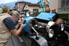 Ein Bentley erregt Interesse - Impression von der Heidiland Classic 2019 Ein Bentley erregt Interesse - Impression von der Heidiland Classic 2019