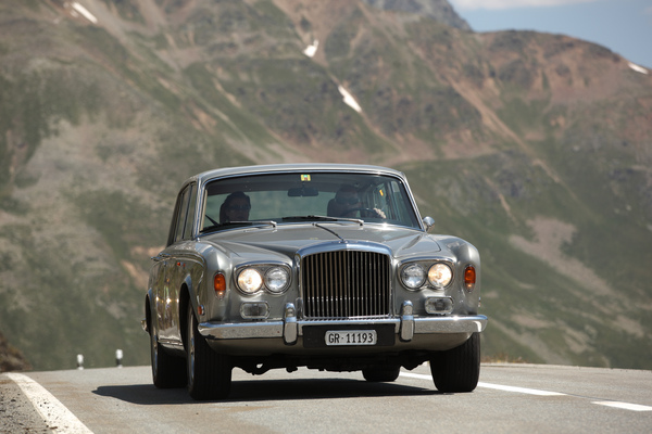 Ein Bentley mischt sich ins Teilnehmerfeld QM - British Classic Car Meeting St. Moritz 2015