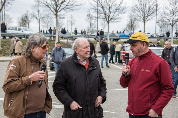 Ein Besucher wird interviewt – Retro Saisonauftakt 2025