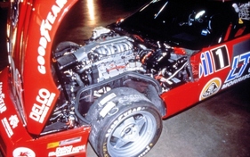 Ein Blick unter die Haube der ZR-1 zeigte den Vorteil der komplett hochklappenden Front – ein Segen bei der Rennvorbereitung. Die speziellen 17-Zoll-Reifen von Goodyear sind ebenfalls zu sehen