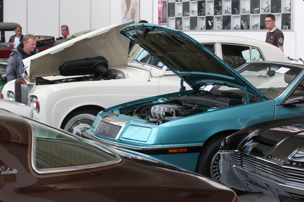 Ein Blick unter die Haube gehört zum Inspektions-Ritual - Versteigerung der Oldtimer Galerie in Toffen am 26. März 2022