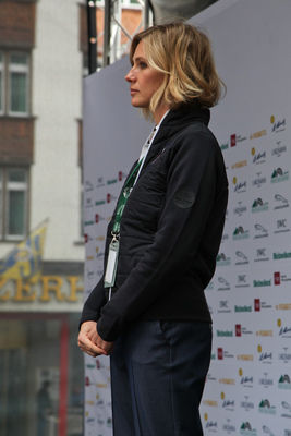 Ein Bond-Girl darf bei so vielen Aston Martin Sportwagen nicht fehlen - Concorso d'Eleganza - British Classic Car Meeting 2019