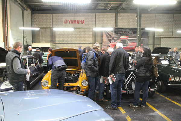 Ein Citorën Traction Avant (Légère) wird intensiv begutachtet und diskutiert - Versteigerung Oldtimer Galerie in Toffen am 26. November 2016