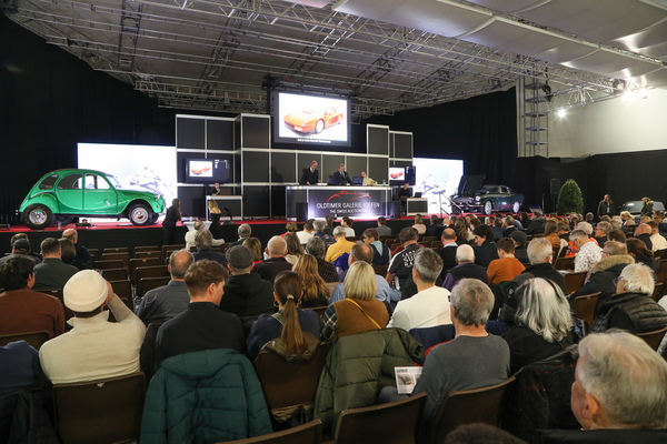 Ein Citroën 2 CV und ein besonderer Volvo P1800 flankierten die Bühne - Versteigerung der Oldtimer Galerie in Gstaad am 29. Dezember 2022