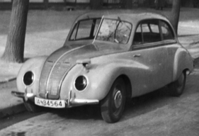 Ein DKW F9 Vorserienwagen mit Tarnlicht und abgedunkelten Scheinwerfern auf Probefahrt um 1941 in Berlin. Der F9 sollte sowohl in Bayern als auch in Sachsen nach dem Krieg den automobilen Neubeginn einläuten