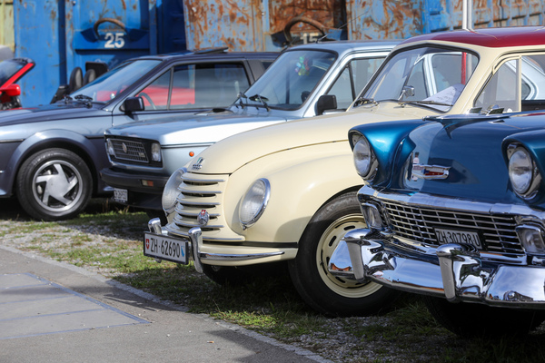 Ein DKW kauert zwischen anderen Automobilen - 8. Lägern Classic 2025