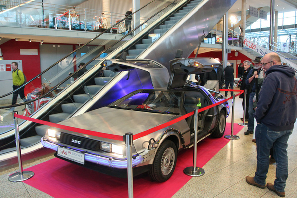 Ein DeLorean DMC-12, wie er im Film "Back to the Future" vorkam, stösst immer auf Interesse - Bremen Classic Motorshow 2019