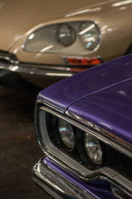 Ein Dodge Dart von 1969 vor einem Citroën DS - RAID Suisse-Paris 2015