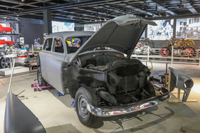 Ein Dodge als Symbol für die Montage in der Schweiz - Sonderausstellung "75 Jahre Automontage Schinznach im Verkehrshaus der Schweiz"