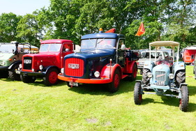 Ein Eicher-Traktor und zwei Kaelble Zugmaschinen, passend verziert mit historischen Besatzungskennzeichen der Britischen Zone Niedersachen. – Bockhorner Oldtimermarkt 2025