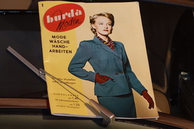 Ein Exemplar der von Aenne Burda herausgegebenen Modezeitschrift