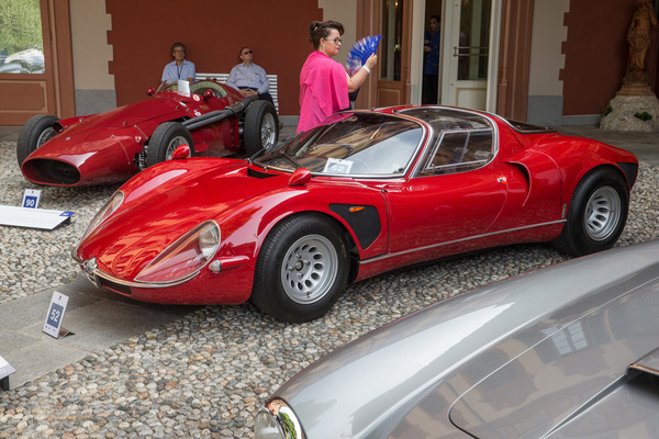 Ein Fächer kann sicher helfen, etwas frische Luft ins Gesicht zu wehen, wenn einem beim Anblick des genialen Alfa-Romeo trentatre stradale der Atem stockt.