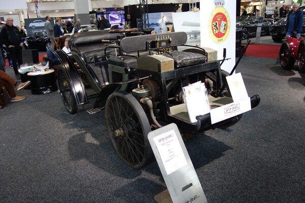 Ein Fahrzeug unbekannter Herkunft – Interclassics Classic Car Show Brüssel 2023