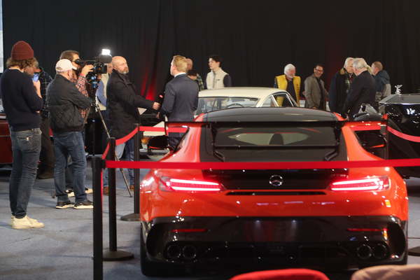 Ein Fernseh-Interview vor der Auktion - "Gstaad Classic Car Auction" der Oldtimer Galerie Toffen am 29 Dezember 2023