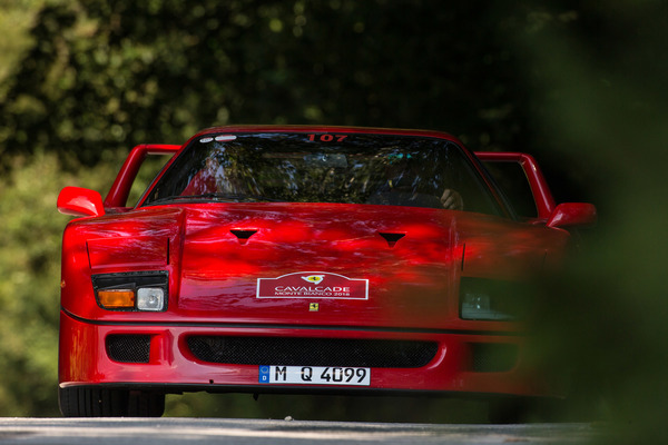 Ein Ferrari F40 kreuzt die Rallye