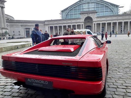 Ein Ferrari Testarossa begrüßt die Besucher - Sonderschau Supercars 2 in der Autoworld Brüssel 2022/2023