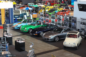 Ein Fiat 500 passt immer zu einer Gruppe Porsche 911 - 24. Retro Classics Stuttgart 2025 Ein Fiat 500 passt immer zu einer Gruppe Porsche 911 - 24. Retro Classics Stuttgart 2025