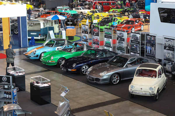 Ein Fiat 500 passt immer zu einer Gruppe Porsche 911 - 24. Retro Classics Stuttgart 2025