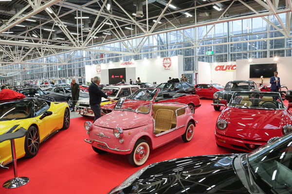 Bild Ein Fiat-Strandwagen zwischen jüngeren und älteren Klassikern bei "auto classic" - 42. Auto e Moto d'Epoca 2025