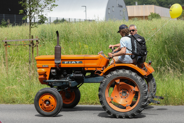 Ein Fiat Traktor fährt vorbei - Old Wheels Biel-Bienne 2025