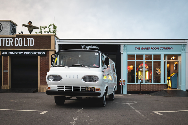 Ein Ford Lieferwage wirbt für einen Autopflege-Produkteanbieter - Goodwood Revival 2018