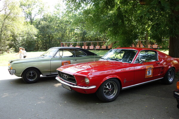 Ein Ford Mustang Fastback 2+2 (1967) und Opel Commodore Coupé (1970) passen von der Form her zusammen - Vienna Classic Days 2024
