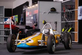 Ein Formel V wirbt für das Lista-Möbelprogramm - 38. Auto Zürich 2025