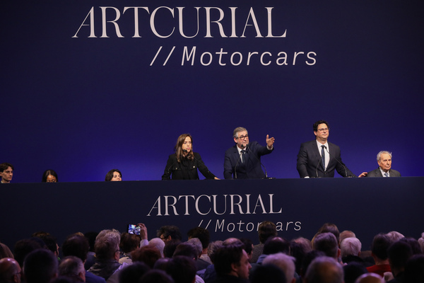 Ein Gebot im Saal wird entgegengenommen – Artcurial-Versteigerung – Rétromobile Paris 2025