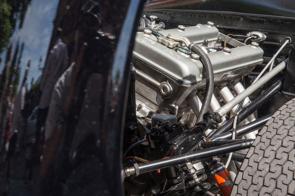 Ein Geflecht aus Rohren von Rahmen, Aufhängung, Lenkung und Auspuff umschliesst den geneigtten Doppelnocker