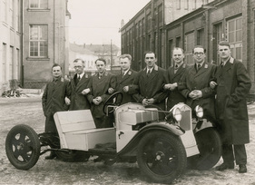 Ein Grundpfeiler des DKW-Erfolgs war der DKW-Kundendienst und die DKW-Werksschule. 1938 präsentieren sich die Mitarbeiter stolz an einem DKW F1-Fahrgestell.