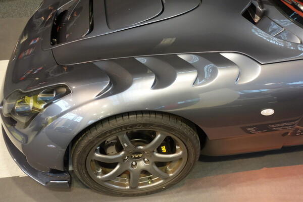 Ein Hauch Batmobil - TVR Sagaris von 2005 - Sonderschau Supercars 2 in der Autoworld Brüssel 2022/2023