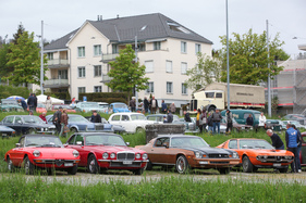 Ein Jaguar und ein Chevrolet Camaro eingerahmt von zwei Alfa Romeo - Albisgütli Classics April 2022 Ein Jaguar und ein Chevrolet Camaro eingerahmt von zwei Alfa Romeo - Albisgütli Classics April 2022