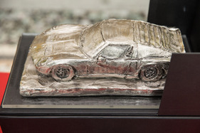 Ein Klumpen Dynamik: Lamborghini Miura als skizzenhafte Skulptur – Concorso d'Eleganza Villa d'Este 2024