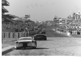 Ein Lancia Beta Monte Carlo bei der Einfahrt zur Zielgeraden in Le Mans 1981