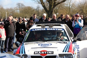 Ein Lancia Gruppe B Rallyefahrzeug zwängt sich durch die Zuschauermassen - an der Race Retro 2014