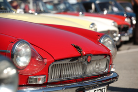 Ein MG B mit Scheinwerfer-Abdeckungen - British Car Meeting 2015 in Mollis