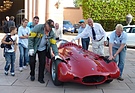 Image: A Maserati 250 is gently pushed into its place at the Concours d'Élégance of the Classic Gala in Schwetzingen