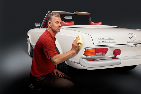 Ein Mercedes-Benz 280 SL (Pagode) wird auf Hochglanz gebracht