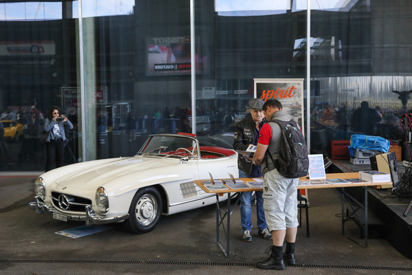 Ein Mercedes-Benz 300 SL Roadster wirbt für den Energy Park und eine Klassikerzeitschrift - 5. Old Wheels Biel/Bienne 2024