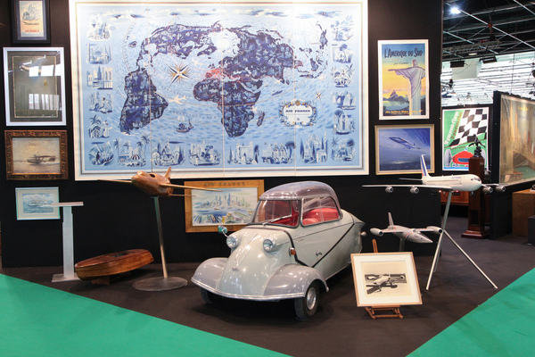 Ein Messerschmitt Kabinenroller inmitten von Aviatik-Memorabilia - Rétromobile Paris 2022